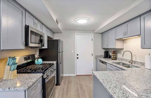 Bolingbrook House | 3BR + Near Mall + Fast WiFi | LCP Collection