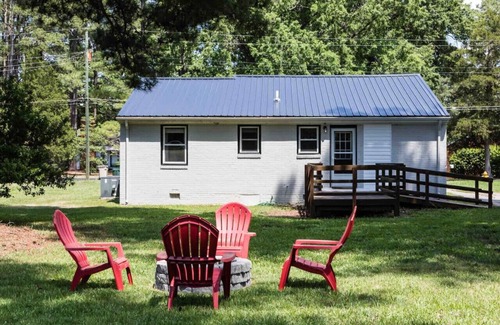 Southeast Raleigh House | 3BR Oasis | Mins from Downtown - King Bed