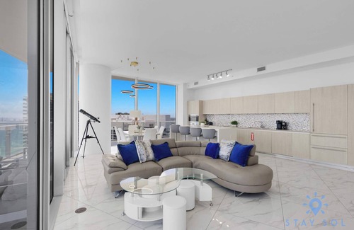 Hollywood South Central Beach Apartment | 3BR Oceanfront Apt: Beach Access, Balcony & pool