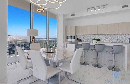Hollywood South Central Beach Apartment | 3BR Oceanfront Apt: Beach Access, Balcony & pool