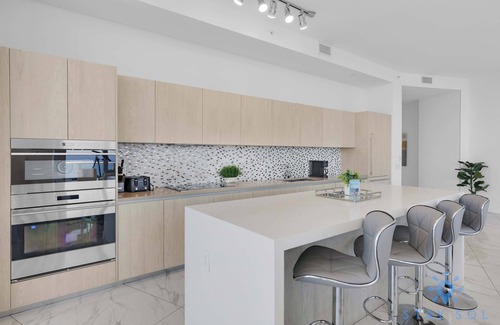 Hollywood South Central Beach Apartment | 3BR Oceanfront Apt: Beach Access, Balcony & pool