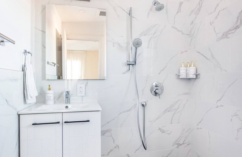 Southeast Yonkers House | 3BR Prime Luxury near NYC - Arcade Room