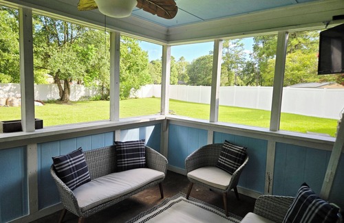 Summerville House | 3BR ranch-style house in prime Summerville next to I-26 - Charming