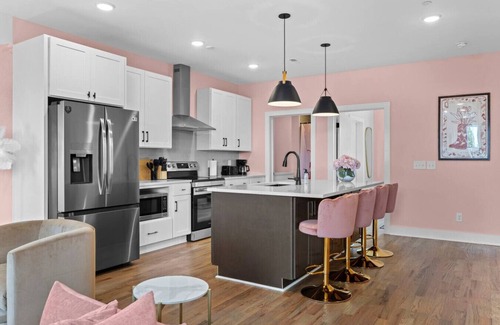 Talbot's Corner Apartment | 3BR - Sleeps 10 | Makeup Room + Rooftop!