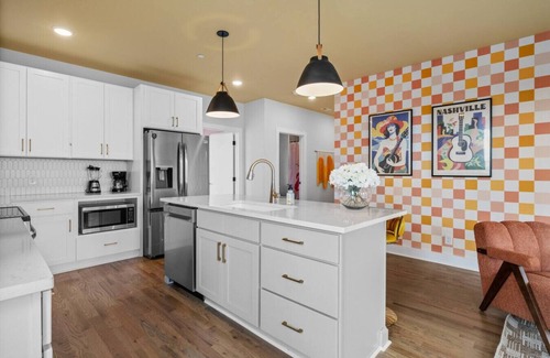Talbot's Corner Apartment | 3BR - Sleeps 10 | Makeup Room + Rooftop, Near DT!
