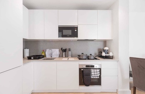 Dudden Hill Apartment | 3BR-Sleeps8-Central London-Parking
