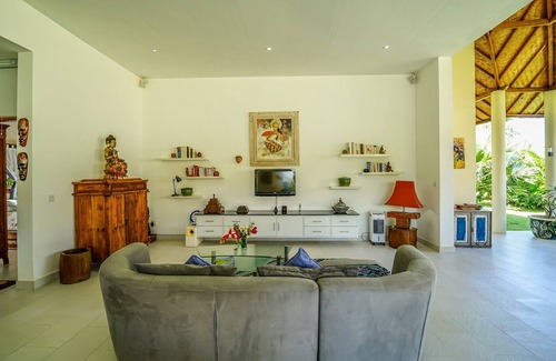 Purwakerti Villa | 3BR Villa, Large Garden & Pool Table - 3Min Drive To Amed Beach!