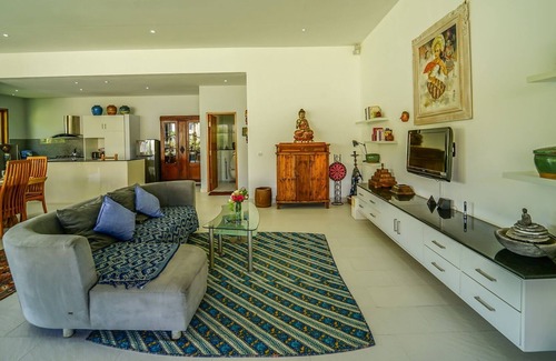 Purwakerti Villa | 3BR Villa, Large Garden & Pool Table - 3Min Drive To Amed Beach!