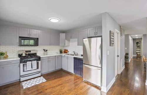 Bolingbrook House | 3BR w/Large Yard + Near Mall | LCP Collection