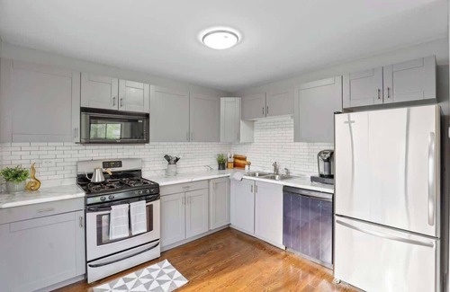 Bolingbrook House | 3BR w/Large Yard + Near Mall | LCP Collection