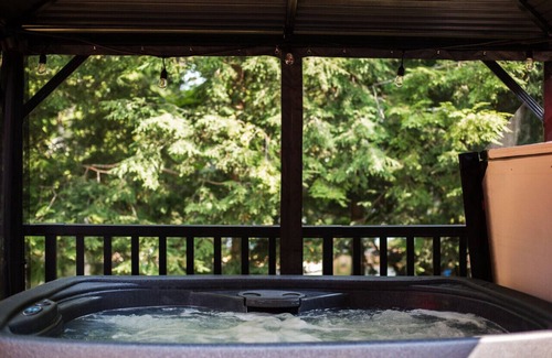 Norland Cottage | 3BR Waterfront Hidden Gem w/Private Dock & Hot Tub