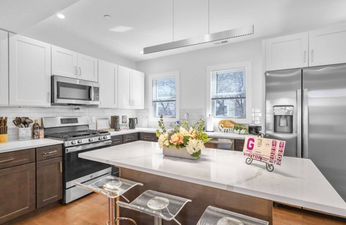 East Somerville Apartment | 3BR2Bth TD Garden/MIT/Harvard/BOS/2 Parking Spaces