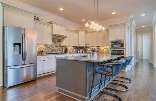 Shelby Hills House | 3mn to everything Nashville! Comfortably sleeps 12