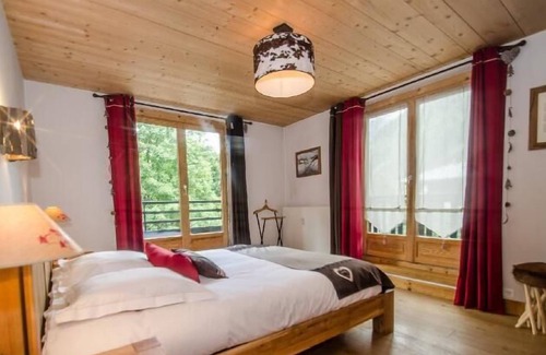 Chamonix City Centre Apartment | 3rd floor, balcony, fireplace or stove, tv, ski locker, 77m², Chamonix