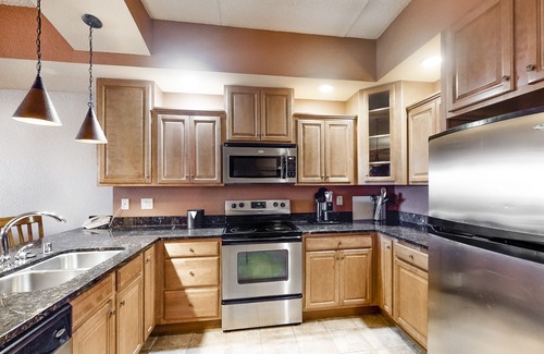 Wisconsin Dells Condo | 3rd-floor condo with elevator, jetted tub, full kitchen, & fireplace