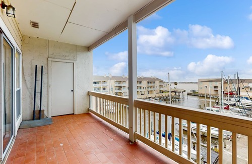 El Lago Condo | 3rd-floor condo with water views, on-site pool, & private balcony