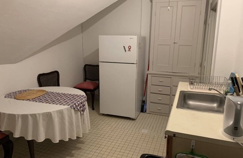 Walton Apartment | 3rd Floor, walk-up private 3BR victorian apartment