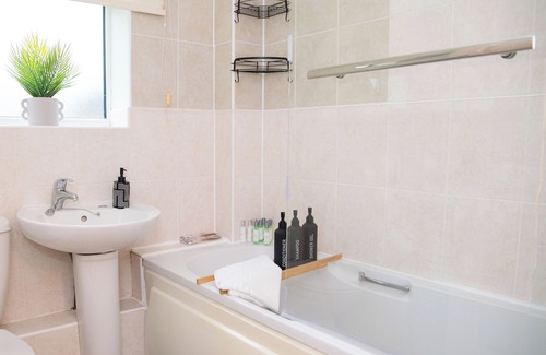 Sawston Apartment | 3x Bed Elegant Home with Parking