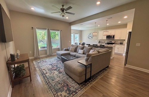 Crestview House | 4.0 Mi. to North Crestview 3-bedroom house, close to Base, Airport and Beach.