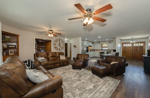 College Station House | 4/3 Heart of Aggieland, NEWLY AVAILABLE , Pool Table, HUGE Yard