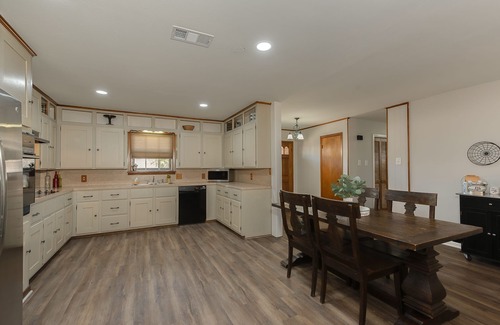 College Station House | 4/3 Heart of Aggieland, NEWLY AVAILABLE , Pool Table, HUGE Yard