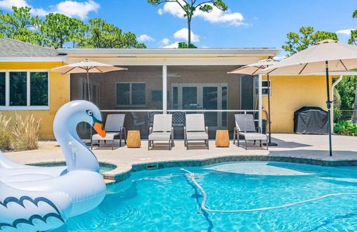 Jupiter House | *4/3 Pool Home w/Private Backyard, 3 mi to Beach!