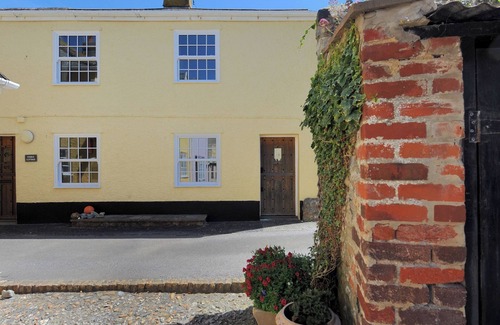 Lyme Regis Cottage | 4/5 GEORGES SQUARE, pet friendly, with open fire in Lyme Regis