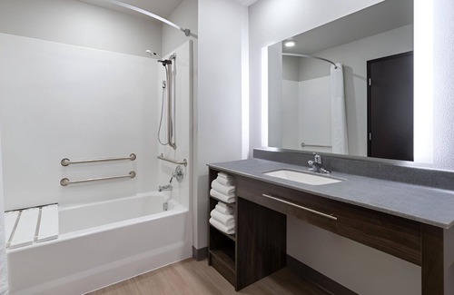 Ashwaubenon Hotel | 4 Affordable Rooms with Fully Equipped Kitchen for Relaxing After the Game