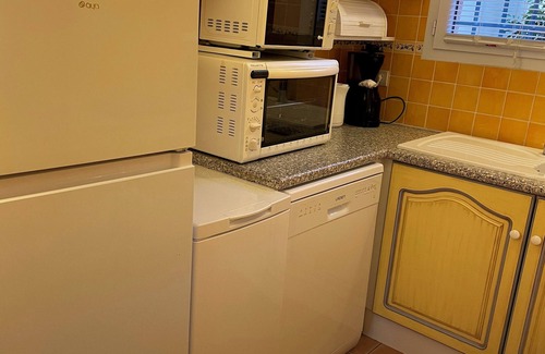 Arles House | 4* air-conditioned house, sleeps 6, enclosed garden with trees, communal SWIMMING POOL.