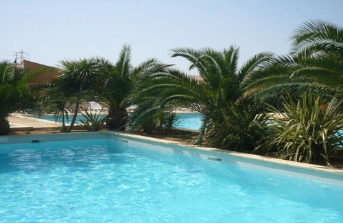 Arles House | 4* air-conditioned house, sleeps 6, enclosed garden with trees, communal SWIMMING POOL.