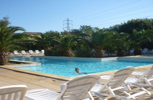 Arles House | 4* air-conditioned house, sleeps 6, enclosed garden with trees, communal SWIMMING POOL.
