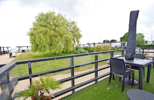 Emsworth Cottage | 4 Avocet Quay , Emsworth - sleeps 4 guests in 2 bedrooms