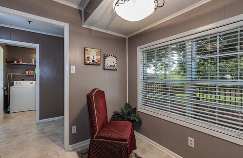 North Little Rock House | 4 Bd , 2.5 Ba Home on the Lake in Safe, Convenient Area. Sleeps 12