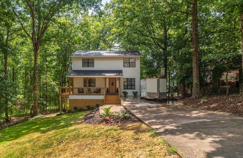 Mount Gilead House | 4 bd Lakefront Oasis with Hot Tub, Dock, FirePits, Blackstone grill, & lake toys