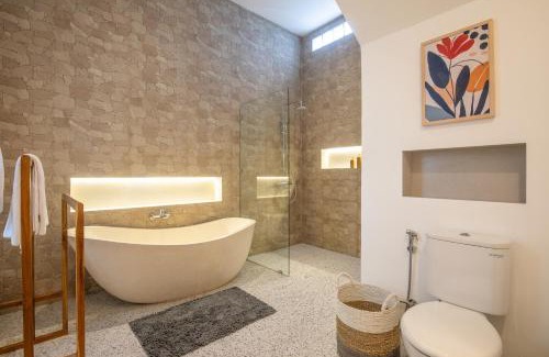 Batubelig Villa | 4 Bd Seminyak Rice View, 5 Mins To Cafe Del Mar