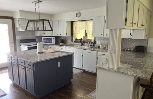 Tyrone House | ✔️4 bdr 1860 house/families/lg yard parking/quiet/fishing pond/walking trails