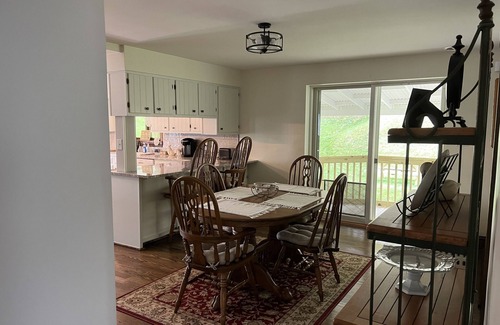 Tyrone House | ✔️4 bdr 1860 house/families/lg yard parking/quiet/fishing pond/walking trails