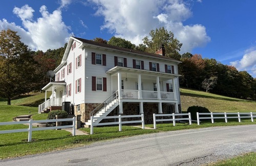 Tyrone House | ✔️4 bdr 1860 house/families/lg yard parking/quiet/fishing pond/walking trails