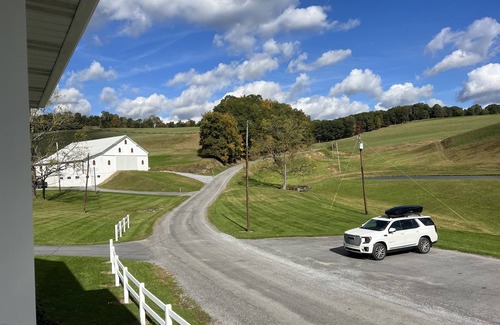 Tyrone House | ✔️4 bdr 1860 house/families/lg yard parking/quiet/fishing pond/walking trails