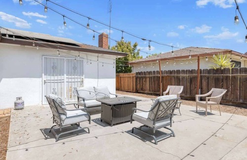 Raisin House | 4 BDR Fresno Darling near Save Mart Center