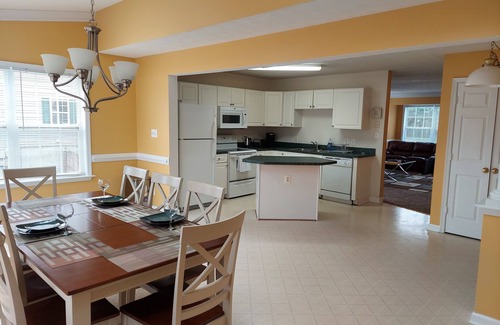 Fredericksburg House | 4 Bdr TH Near Historic Downtown Fredericksburg & Quantico Sleeps 8 more
