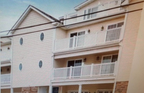 Wildwood House | 4 Bdrm/3.5 Bath 4-Story Townhome W/Pool-2 Blocks to Beach, Boardwalk & Conv Ctr