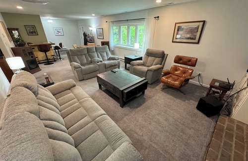 Easton House | 4 bdrm, 3 bath, 2,700 sqft house on 1 acre with chickens and fenced in back yard