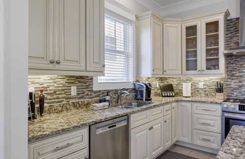 Edgehill House | 4 bdrm+3offices. Walk to the Gulch, Rooftop Deck, Outdoor Grill
