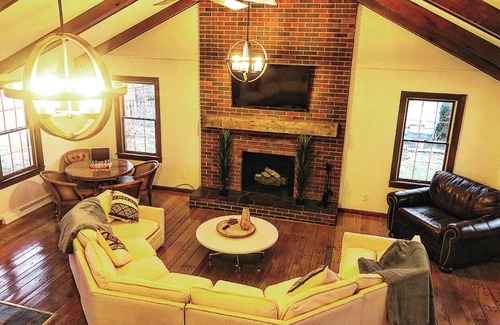 Geneva-on-the-Lake House | 4 BDRM LAKE LODGE, SLEEPS 12, RIGHT IN THE HEART OF THE GOTL STRIP