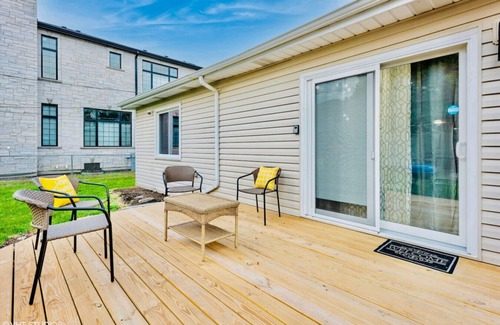 Elmhurst House | 4-Bed 2-Bath Ranch Home – No Stairs Easy Living