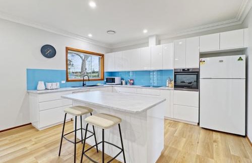 Tomakin House | 4-Bed Beach House with Garden & Alfresco Dining