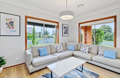 Tomakin House | 4-Bed Beach House with Garden & Alfresco Dining