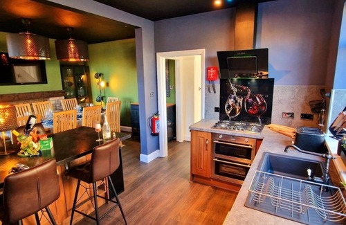 Skegness House | 4 bed Cottage with Hot Tub sleeps 12 pet friendly