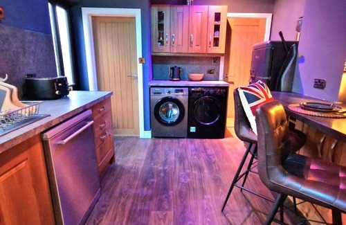 Skegness House | 4 bed Cottage with Hot Tub sleeps 12 pet friendly